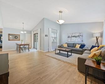 Adorable 3 bed, 1.5 bath Ranch Home with fenced yard - Gahanna - Living room