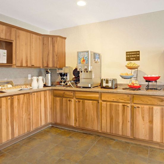 Ramada by Wyndham Draper image 1