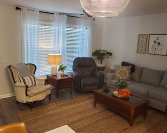 Charming 3-bedroom house in beautiful Bainbridge with AC, Wi-Fi - Bainbridge - Living room