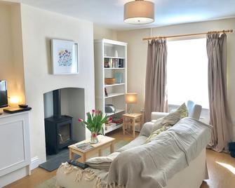 A Charming Character Cottage With Abbey View - Sherborne - Living room