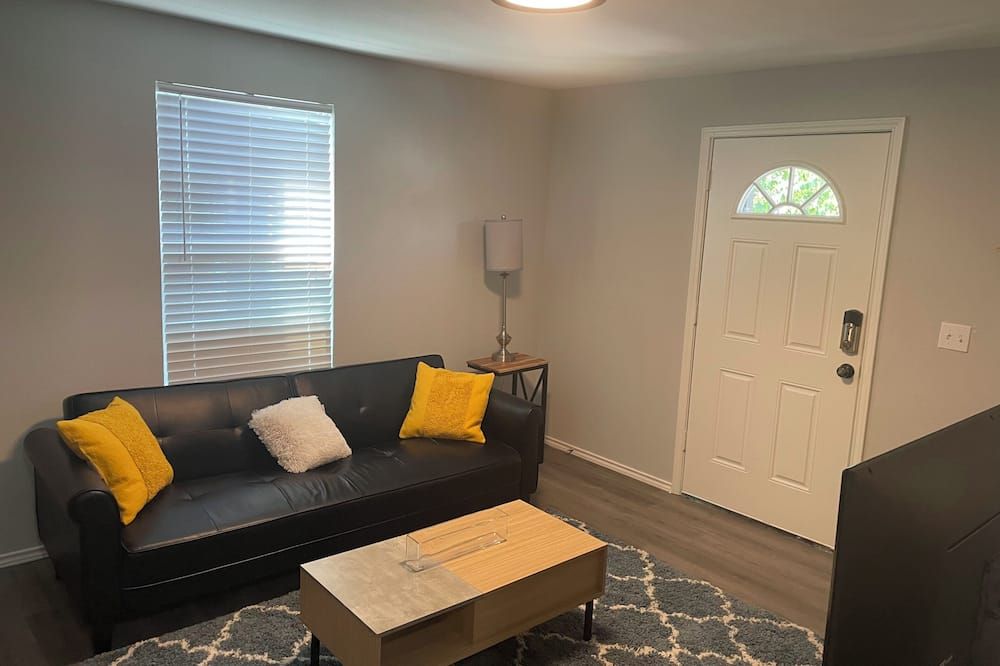 Cozy Two Bedroom Home Minutes from Downtown! - هيوستن - غرفة معيشة