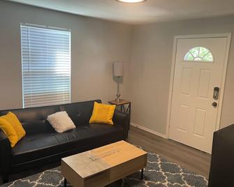Cozy Two Bedroom Home Minutes from Downtown! - Houston - Living room