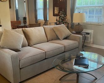 Tropical oasis 1 bed 3 min walk to beach Stay 1 week save 10% 1 month save 20% - 勞德代爾堡 - 客廳