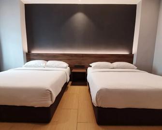 Lumut Hotel - Lumut - Bedroom