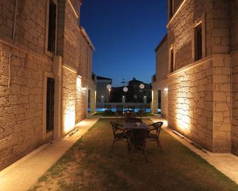Fizzio Alacati Hotel - Alacati - Binnenhof