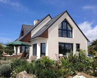 Spacious, comfortable villa, sea view, quiet location between beaches and countryside - Audierne - Gebäude
