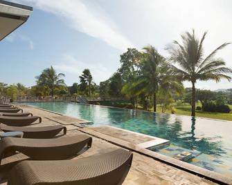 Novotel Manado Golf Resort & Convention Center - Manado - Svømmebasseng