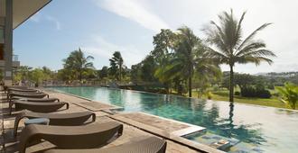 Novotel Manado Golf Resort & Convention Center - Manado - Pool