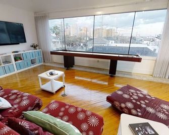 Stunning Skyline View, 2 Story Spacious well equipped mecca in Montrose heart - יוסטון - סלון