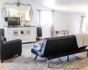 Blue Fern Hotel - Nestled Away Loft Space - Ottumwa - Sala de estar