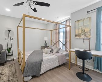 Modern Oasis- Downtown Luxury Stay, Spacious Cozy Home - Portsmouth - Bedroom