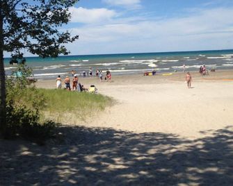 Beachfront Cottage In Wasaga Beach - Sandpiper Beach Resort - Cottage # 3 - Wasaga Beach - Beach