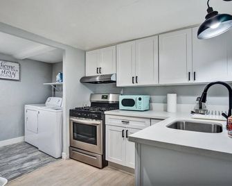 Ventura Downtown Minutes to Beaches - Ventura - Kitchen