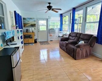 Poolside Private Suite. 5 Miles to Anna Maria Island. For your delightful Stay. - Bradenton - Wohnzimmer