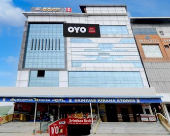 Hotel O By OYO Srinivasa Residency - Pedda Ambarpet - Building