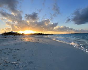 Wonderful 2 Bedroom 2 Bath Ocean Villa just quick walk from Treasure Cay Beach! - Treasure Cay - Beach