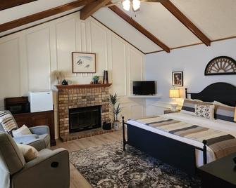 Butterfield Inn Main Street Cottages - Fort Davis - Bedroom