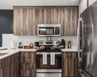 Cozy 1BR w Parking, Near Temple Sq & Delta Ctr - Salt Lake City - Kitchen