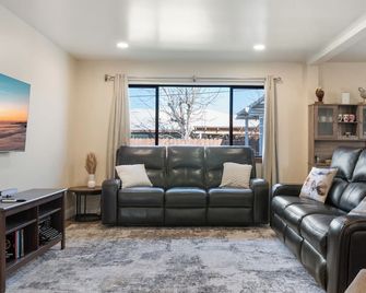 Modern 4BR Home and Game Room - Rancho Cordova - Olohuone