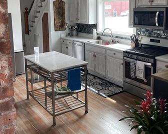 Historic 1886 House locate convienently - Helena - Kitchen