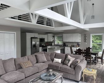 Spacious home, 12 miles from Nubs Nob, Harbor Springs surrounded by forest. - Alanson - Living room