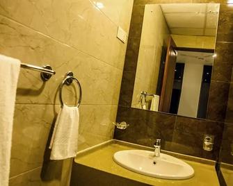 Golden Pier City Hotel - Colombo - Bathroom