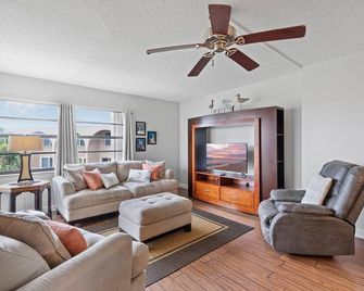 Seaward B103 - Edgewater - Living room