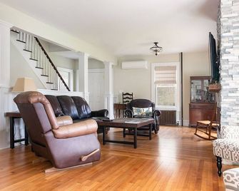Historic quaint property. Enjoy a day at the beach then a dip in pool and relax. - Charlestown - Sala de estar