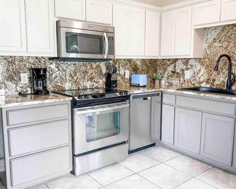 The Stables at Georgetown - Georgetown - Kitchen