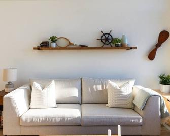 Peaceful 2-Bedroom Coastal Cottage with Hot Tub - Chester - Living room