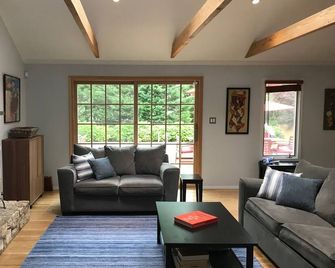Family Friendly Bright Home With Pool, Hot Tub, 1 Mile to Bay & Maidstone Beach - East Hampton - Вітальня