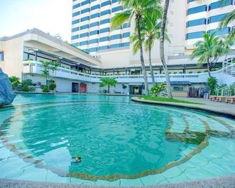 Topland Hotel & Convention Centre - פיצאנולוק - בריכה