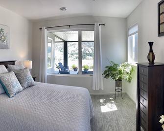 Beautiful Suite on Golf Course - Kelowna - Bedroom