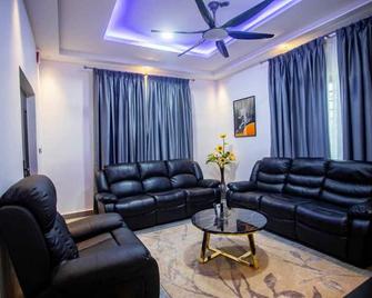 Js way Apartments and Executive Hotel - Kumasi - Living room