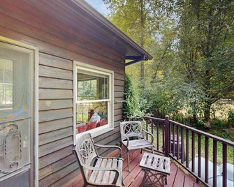 Tranquil landscape with riverside firepit gas grill gas fireplace and deck - Molalla - Balcón