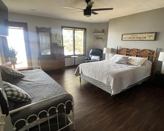 Spectacular Lakefront Retreat on 2 acres~ Perfect Large Family Getaway - Fergus Falls - Schlafzimmer