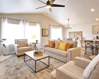 Private Hot Tub, Fire Pit & Game Room Retreat - Meridian - Living room