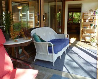 Peaceful Berkshire Getaway Comfortable, Quiet, Lake Access, A/C, 4 bdrms, 2 bath - Canaan - Patio