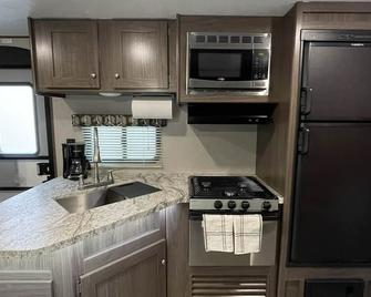 Spacious RV w/ large shower & Queen bed - Pacific - Kitchen