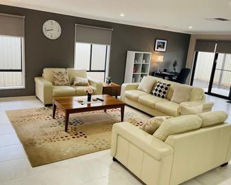 A Golfer's Haven - Shepparton - Living room