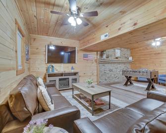 Kodak Getaway w/ Covered Decks + Game Room! - Kodak - Living room