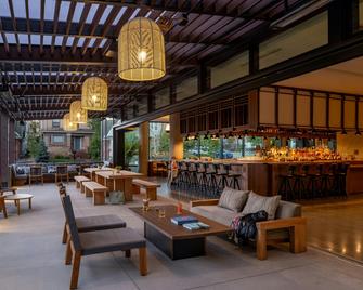 موكسي بولدر يونيفيرسيتي - بولدر - بار