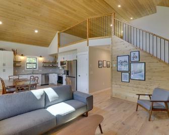Lakeside Cabin Retreat with Private Hot Tub! - Lakeside - Sala de estar