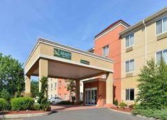 Quality Suites - Stratford - Building
