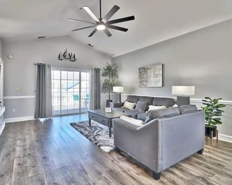 Pet-Friendly - Luxe 3BR Golf Villa - 5 Mins to Beach - Sleeps 8 - Myrtle Beach - Sala de estar