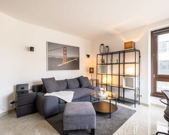 Rob's Suite: 2-room. - Panoramic view of Opernplatz and bedroom with bathroom - Essen - Sala de estar