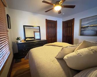 Cozy Craftsman Home Near UW and Downtown - Laramie - Bedroom