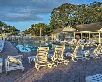 Steps to Ocean: Surfside Beach Home w/ Patio - Myrtle Beach - Pool