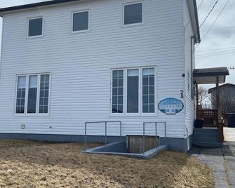 Nan’s Place Vacation Home! Traditional salt box home w/ accessibility ramp - Grand Bank - Building