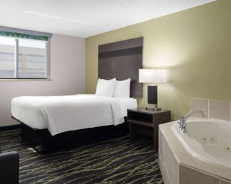 Baymont by Wyndham Liberty MO - Liberty - Schlafzimmer